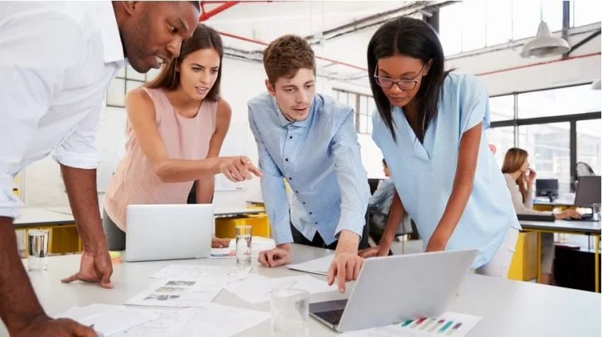 Équipe mettant en pratique une nouvelle compétence